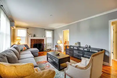 Image de 3 Mi to Downtown: Spacious White Plains Home