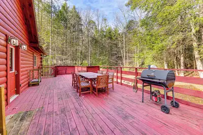 Image de 15 Mi to Snowshoe Resort: Cabin w\/ Deck & Fire Pit