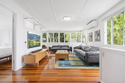 Image de Spacious Family Home with Garden in Quiet Suburb