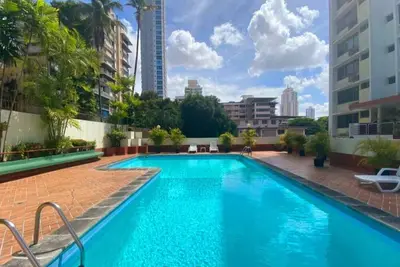 Image de Spacieux, rénové, 2 chambres avec style et avec piscine
