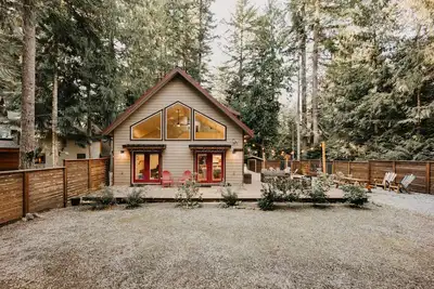 Image de FrançaisMt Baker Rim Cabin - Hot Tub, Wifi, Air Conditionné, 8 Couchages