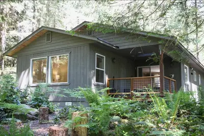 Image de Glacier Springs Cabin - Poêle à bois, bain à remous, Wifi, 8 couchages