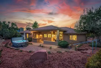 Image de Carefree on the Rocks  - West Sedona location with a hot tub.