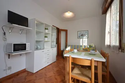 Image de Appartement moderne de quatre pièces dans une résidence avec piscine par Beahost Rentals