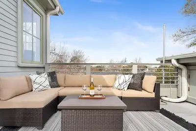 Image de Rooftop Views & Large Yard | Steps from King Street