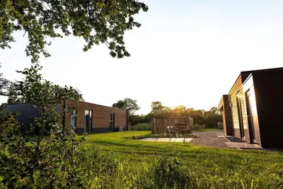 Image de The Amalia is a 4-person holiday home featuring a cozy, homely living room with an open kitchen, 2 bedrooms, a spacious outdoor area, and a hot tub.