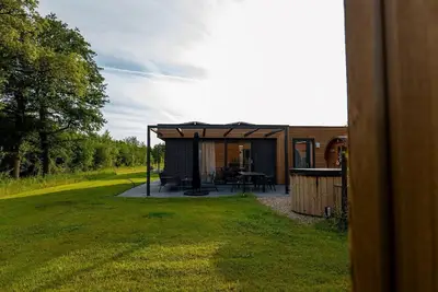 Image de This holiday home with a private sauna and hot tub features a cozy, homely living room with an open kitchen, 2 bedrooms, and a spacious outdoor area