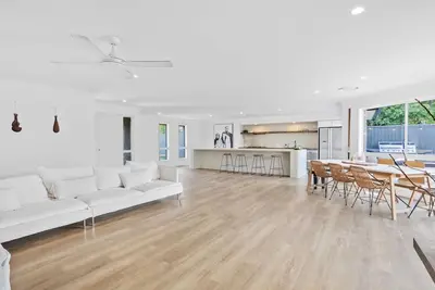 Image de Beautifully renovated four-bedroom, two-bathroom home in Burleigh Heads!