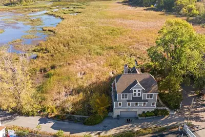 Image de Nb Harbor Home, Walk to Beach, Optional Boat Slip