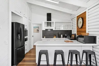 Image de Coastal Bliss Awaits – Beachside Holiday Escape in Old Point Lonsdale
