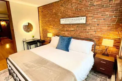 Image de Newburyport Flat Downtown Living King Bed