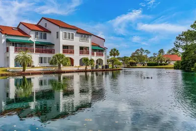 Image de Enjoy lagoon views & nearby fun! + Free Tix: Dolphin Cruise, SkyWheel & More!