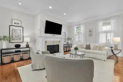 Image de Elegant Crown of Crawford Sq | Rooftop deck + Parking by Lucky Savannah