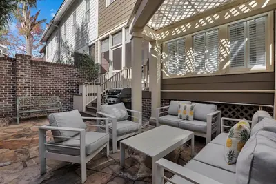 Image de Luxurious Home on Crawford Sq w/ Rooftop Deck + Parking by Lucky Savannah