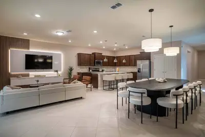 Image de Stunning 10 Bed Home with Themed Rooms, Pool