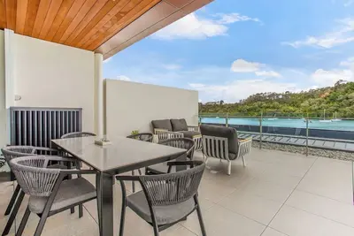 Image de Luxe Waterfront Home with Bay Views and Carpark