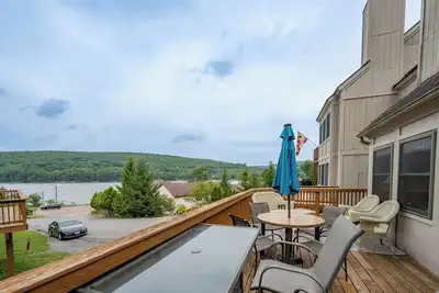 Image de Lakeview 2-bedroom condo with wood fireplace