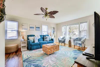 Image de Coastal Comfort at The Salty Nest: Pet-Friendly with King Bed & Fast WiFi!