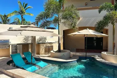 Image de Steps to the beach with private pool. Amazing views of ocean and mountains!