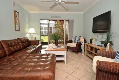 Image de Newly Renovated 2 Bed/2 Bath 1st floor. Htd Pool, Wifi, 0. 25 mi to Siesta Beach