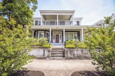 Image de Mansion on Front - 5 separate one bed condos with free parking!