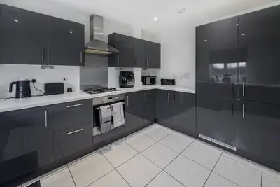 Image de *New Spacious Entire Home W/ Parking*