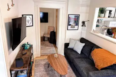 Image de Cozy Downtown Retreat - 5 min walk to Church St