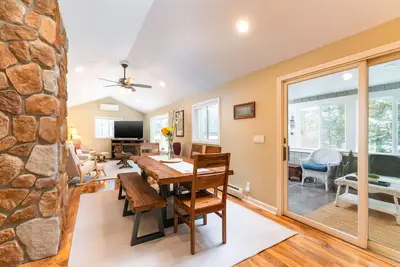 Image de Cozy home close to everything!