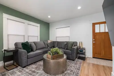 Image de Renovated Midtown Home, Walkers Dream to Food/Fun