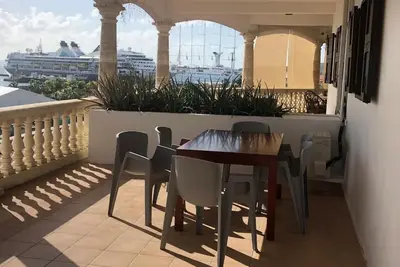 Image de Cozy 2-bedroom apartment, large breezy balcony, view of the cruise terminal.
