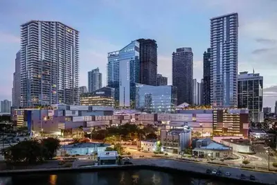 Image de Getaway condo wFREE parking for 6 guests Pool Gym