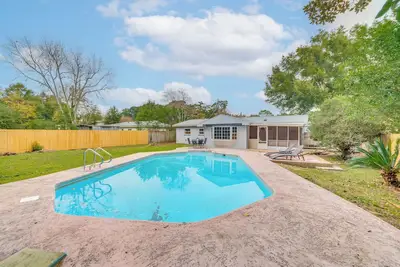 Image de Foosball Games & Al Fresco Dining: Pensacola Home!