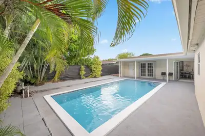 Image de Near Parks & Casinos: Modern Home in Hollywood!