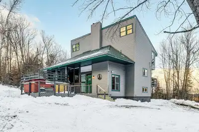 Image de 11 Mi to Sugarbush: Eclectic Ski House w/ Hot Tub!