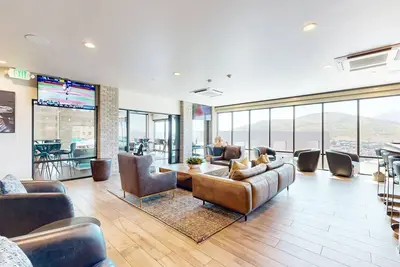 Image de Modern resort condo with pool, hot tub + shuttle service