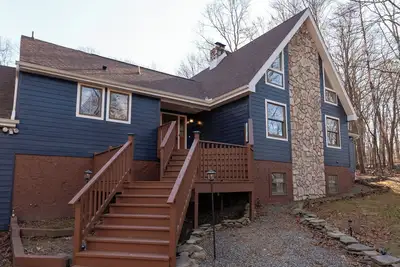 Image de East Stroudsburg Chalet-4br, Bar, Hot-tub, Fireplace, Pool