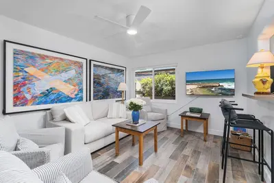 Image de Mini Art Gallery by the Sea – Del Mar Beach Bungalow Near Track & Sand