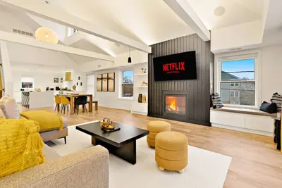Image de Central and Lux 2br Suite with Den and Bbq Sleeps 6