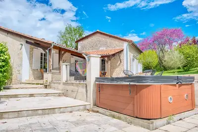 Image de Charmante maison en pierre avec piscine et jardin clos – Un havre de confort\net de sérénité