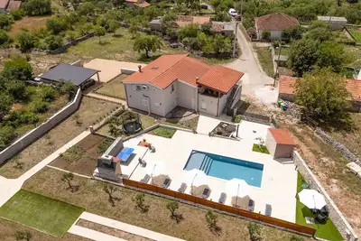 Image de Superbe maison de 5 chambres à Bogatic