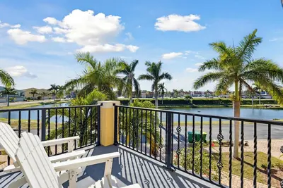Image de Sunny Townhome w/ nearby Beach, Private Yard, Pingpong & Pool!