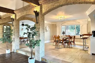 Image de Elegant & Cozy Poolside Villa!