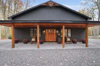Image de Newly Built Barndominium w/ Golf Sim, Hot Tub, Firepit, Minutes to Jim Thorpe!