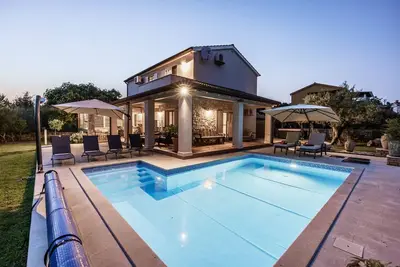 Image de Villa Emely for 8 people near PoreÄŤ with heated pool & jacuzzi