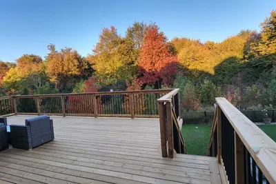 Image de Luxury, gorgeous home with 4-bed, 3-bath with deck facing ravine lot