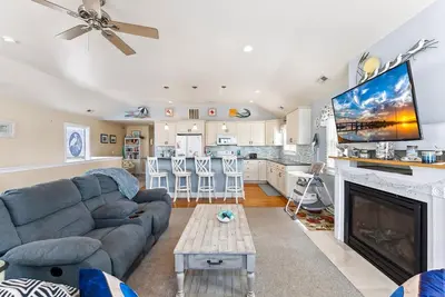 Image de Modern 4 Bedroom Single-Family Home with a Swim Spa