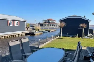 Image de In one of the most beautiful spots in the village of Giethoorn, on the \"Bovenwijde\" and situated on spacious waterfront plots, the chalets offer comfort for all seasons.