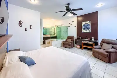 Image de Mid-Island condo w/pool
