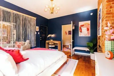 Image de Luxury brownstone, sleeps 5, 20 mins Nyc!