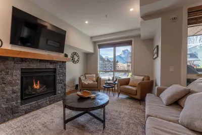 Image de Top floor 2 level w hot tub - Modern Mountain Oasis